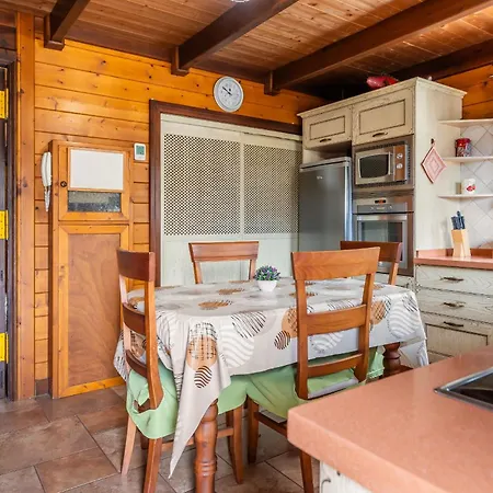 펜션 4br Wooden House -pool, Views & Parking