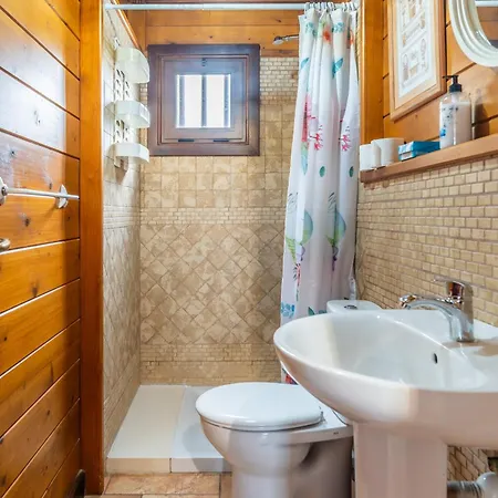 4br Wooden House -pool, Views & Parking Сasa de vacaciones *